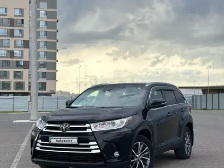 Toyota Highlander 2019 года за 21 000 000 тг. в Астана