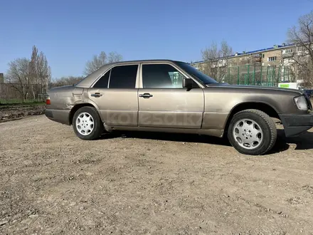 Mercedes-Benz E 230 1991 года за 940 000 тг. в Астана