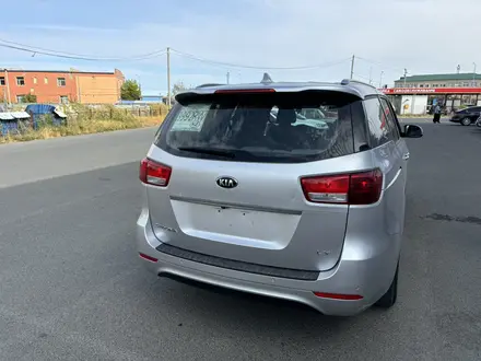 Kia Carnival 2016 года за 6 200 000 тг. в Атырау – фото 8