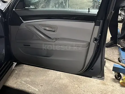 Передняя правая дверь BMW F10 2010 за 8 890 тг. в Астана – фото 2