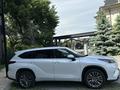 Toyota Highlander 2023 года за 28 000 000 тг. в Алматы – фото 2