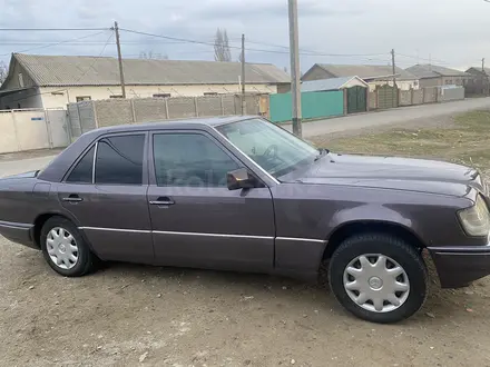 Mercedes-Benz E 220 1993 года за 1 850 000 тг. в Бауыржана Момышулы – фото 2