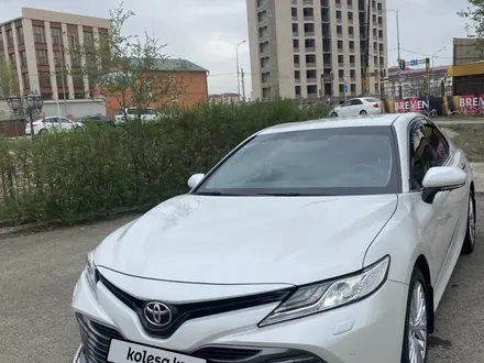 Toyota Camry 2019 года за 16 000 000 тг. в Атырау – фото 2