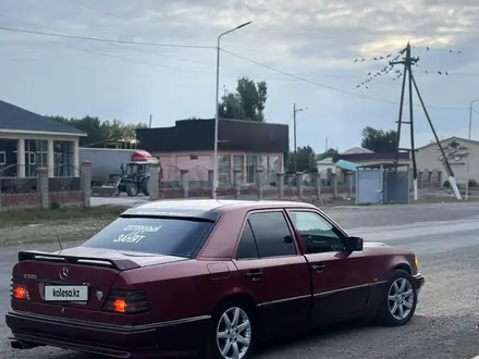 Mercedes-Benz E 220 1993 года за 1 900 000 тг. в Алматы – фото 4