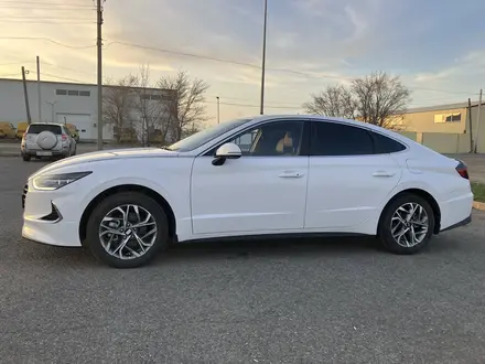 Hyundai Sonata 2023 года за 12 700 000 тг. в Актобе – фото 2