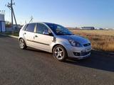 Ford Fiesta 2006 года за 2 500 000 тг. в Уральск – фото 2