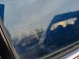 Стекло двери переднее правое на Toyota Camry XV70 за 30 000 тг. в Алматы – фото 2