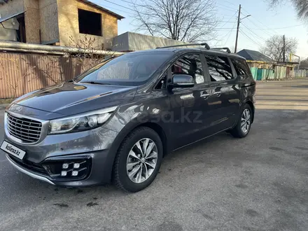 Kia Carnival 2016 года за 10 200 000 тг. в Алматы – фото 2