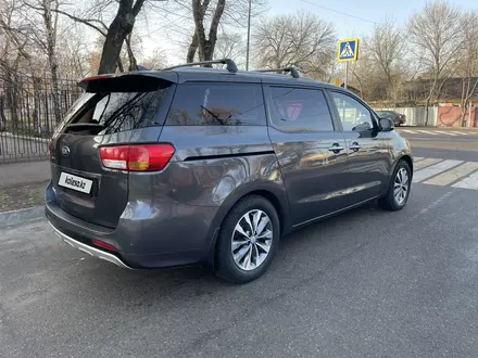 Kia Carnival 2016 года за 10 200 000 тг. в Алматы – фото 4