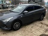 Hyundai Solaris 2021 года за 5 200 000 тг. в Уральск – фото 3