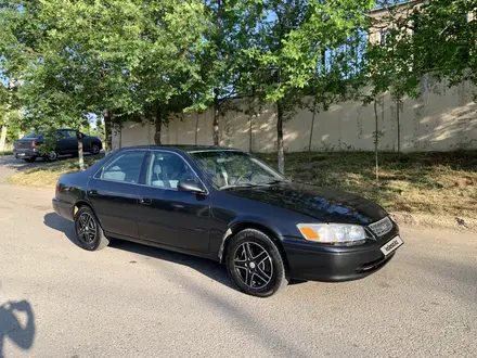 Toyota Camry 2001 года за 3 000 000 тг. в Шымкент – фото 2