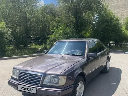 Mercedes-Benz E 220 1993 года за 2 700 000 тг. в Караганда – фото 23