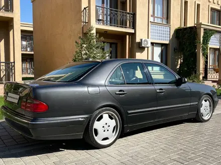 Mercedes-Benz E 320 2000 года за 5 350 000 тг. в Шымкент – фото 2