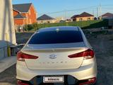 Hyundai Elantra 2018 годаfor6 300 000 тг. в Атырау – фото 2