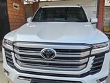 Toyota Land Cruiser 2024 года за 62 000 000 тг. в Алматы – фото 2