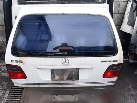 Крышка багажника на w210 универсал за 30 000 тг. в Алматы – фото 2
