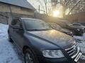 Volkswagen Touareg 2004 года за 3 500 000 тг. в Алматы – фото 3