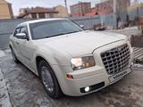 Chrysler 300C 2005 года за 4 500 000 тг. в Петропавловск – фото 2