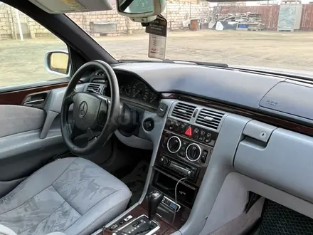 Mercedes-Benz E 320 1996 года за 3 500 000 тг. в Актау – фото 5