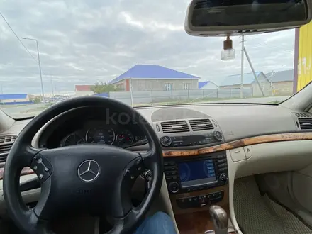 Mercedes-Benz E 500 2005 года за 4 000 000 тг. в Атырау – фото 2