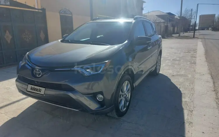 Toyota RAV4 2016 годаfor9 500 000 тг. в Жанаозен