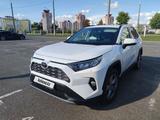 Toyota RAV4 2021 года за 13 300 000 тг. в Астана