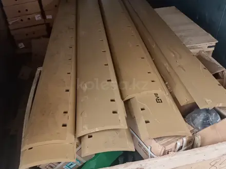 Ножи на грейдера Cat Komatsu Volvo SDlG Xcmg за 60 000 тг. в Алматы