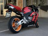 Honda  CBR1000RR 2005 годаүшін4 000 000 тг. в Алматы – фото 2