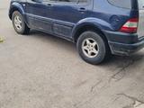 Mercedes-Benz ML 320 1999 годаүшін2 500 000 тг. в Алматы – фото 3