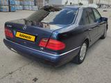 Mercedes-Benz E 240 1997 года за 3 600 000 тг. в Атырау – фото 4