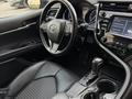 Toyota Camry 2019 года за 10 300 000 тг. в Алматы – фото 31