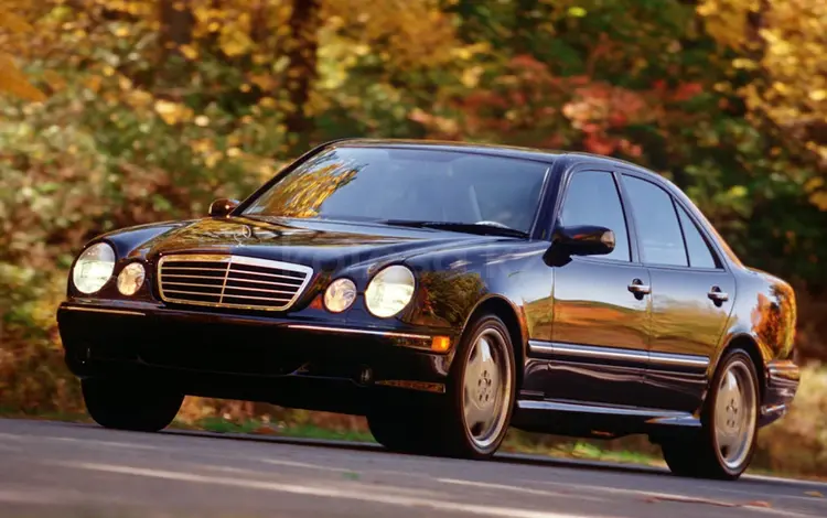 Mercedes E220 стекло фары Атырау за 12 000 тг. в Атырау