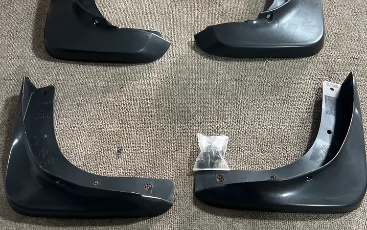 Chrysler 300c 2009-2013 год брызговик за 15 000 тг. в Алматы