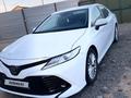 Toyota Camry 2019 года за 9 000 000 тг. в Атырау – фото 2