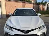 Toyota Camry 2021 года за 20 500 000 тг. в Шымкент – фото 2
