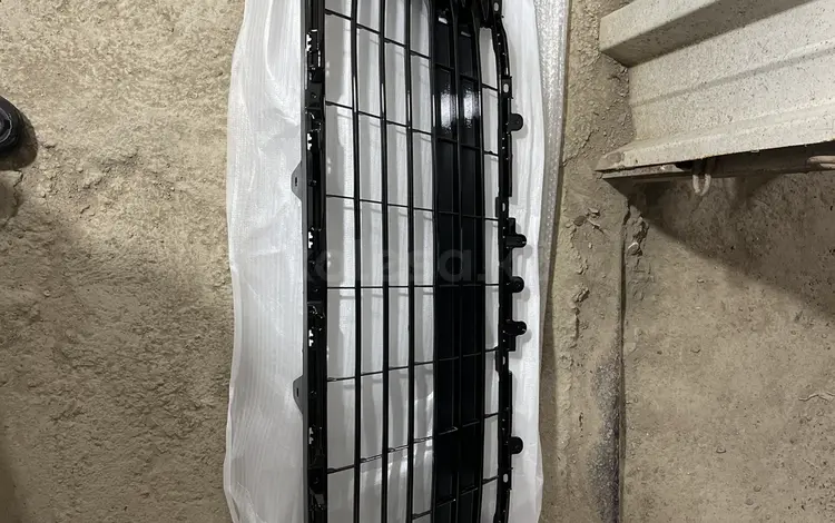 Решетка в бампер Toyota Camry 70 LE за 26 000 тг. в Алматы