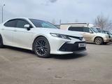 Toyota Camry 2021 года за 17 300 000 тг. в Астана – фото 2