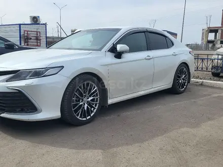 Toyota Camry 2021 года за 17 300 000 тг. в Астана