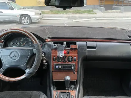 Mercedes-Benz E 230 1996 года за 2 500 000 тг. в Алматы – фото 18