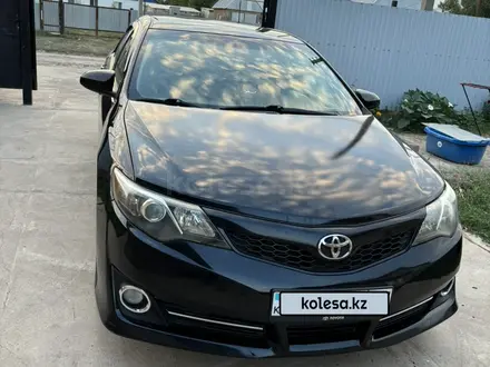 Toyota Camry 2014 года за 9 000 000 тг. в Уральск – фото 2