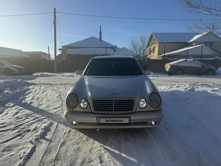 Mercedes-Benz E 320 1997 года за 3 100 000 тг. в Астана