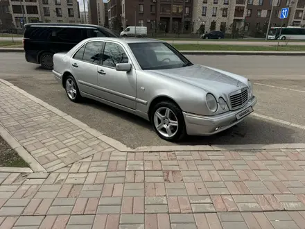 Mercedes-Benz E 320 1997 года за 3 100 000 тг. в Астана – фото 3