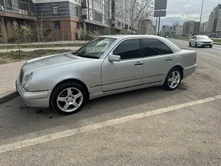 Mercedes-Benz E 320 1997 года за 3 100 000 тг. в Астана – фото 4