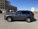 Toyota RAV4 2021 года за 13 900 000 тг. в Астана – фото 3