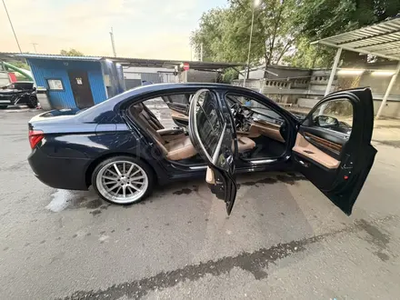 BMW 750 2014 года за 19 000 000 тг. в Алматы – фото 11