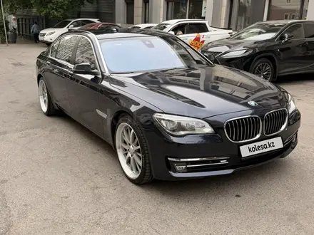 BMW 750 2014 года за 19 000 000 тг. в Алматы – фото 2