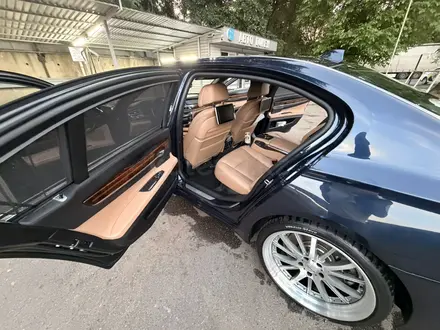BMW 750 2014 года за 19 000 000 тг. в Алматы – фото 9
