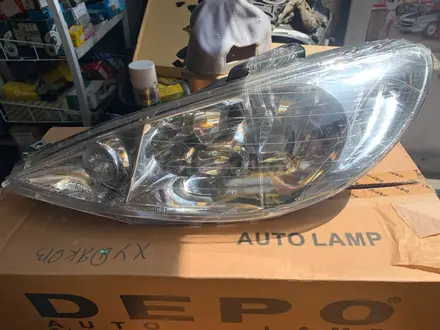 Фара передняя левая на Пежо (PEUGEOT) 206 рестайлинг за 40 000 тг. в Алматы