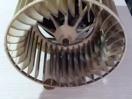 Вентилятор печки на BMW e39 за 15 000 тг. в Караганда – фото 2