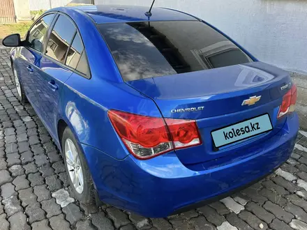 Chevrolet Cruze 2009 года за 3 200 000 тг. в Атырау – фото 2